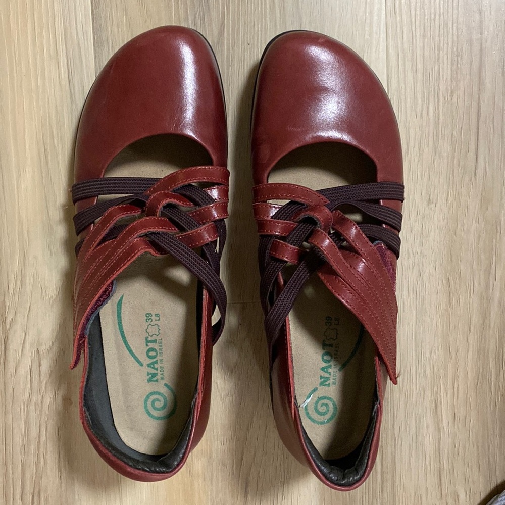 NWOT Naot burgundy Velcro shoe. Euro size 39